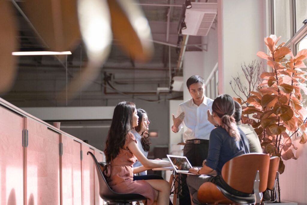 Bangkok email marketing experts collaborating on data-driven campaigns, with a male leader explaining strategy.